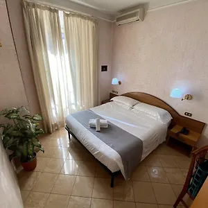 Resi 2*, Rome Italië